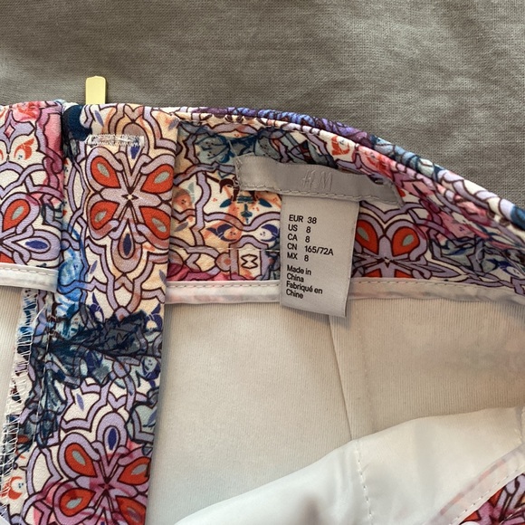 EUC H & M Floral Pocketed / Zipper Pencil Skirt - Picture 2 of 2